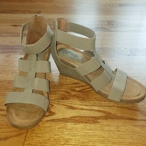 Euro Soft By Sofft- Beige Wedge Sandals Size: 7